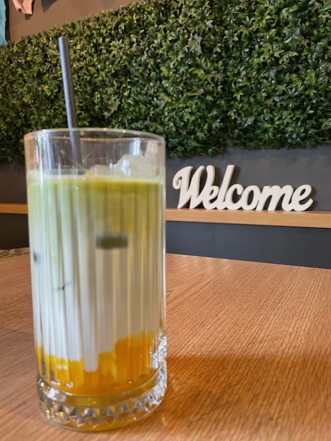 Mango matcha čaj z mlekom in ledom