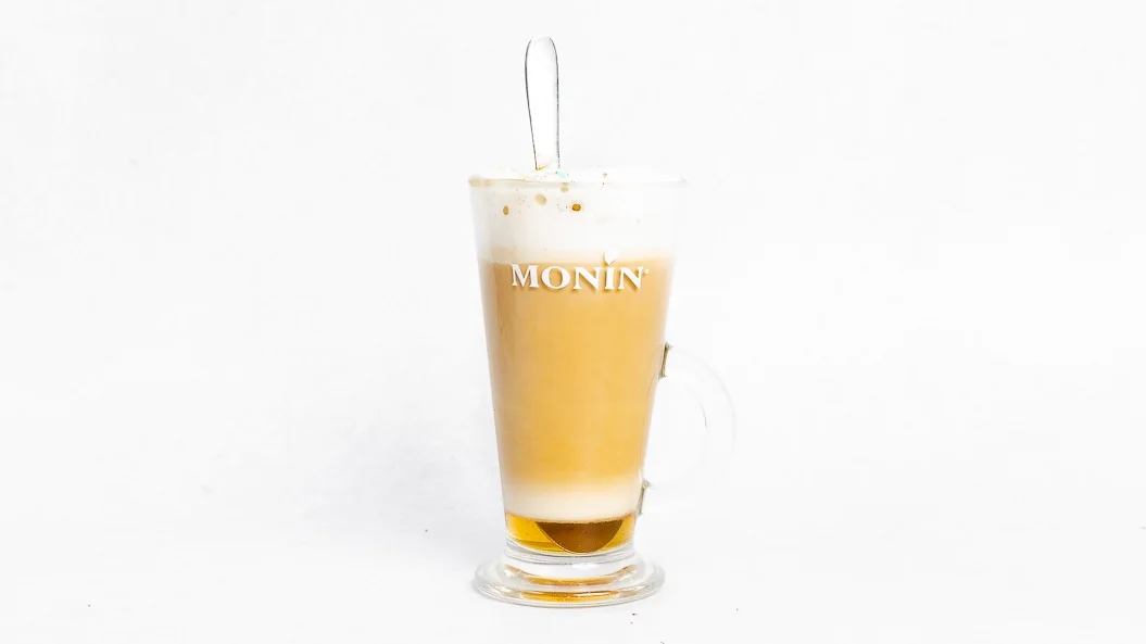 Latte z javorjevim sirupom in karamelo
