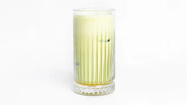 Matcha čaj z mlekom, ledom in vanilijo